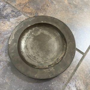 Beau plateau ancien en étain du XVIIIe siècle — 25 cm de long — wow — superbe patine