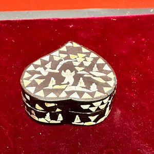 Lovely 4 x 2” high Japanese mother of pearl and lacquer box — great gift