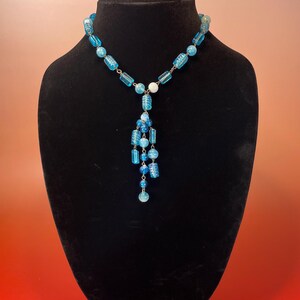 Collar divertido de cuentas azules