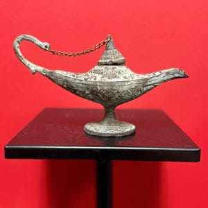 8 x 4“ high antique bronze genie lamp in great condition with amazing Patina — wonderful piece and percent gift ..: 3 wishes included