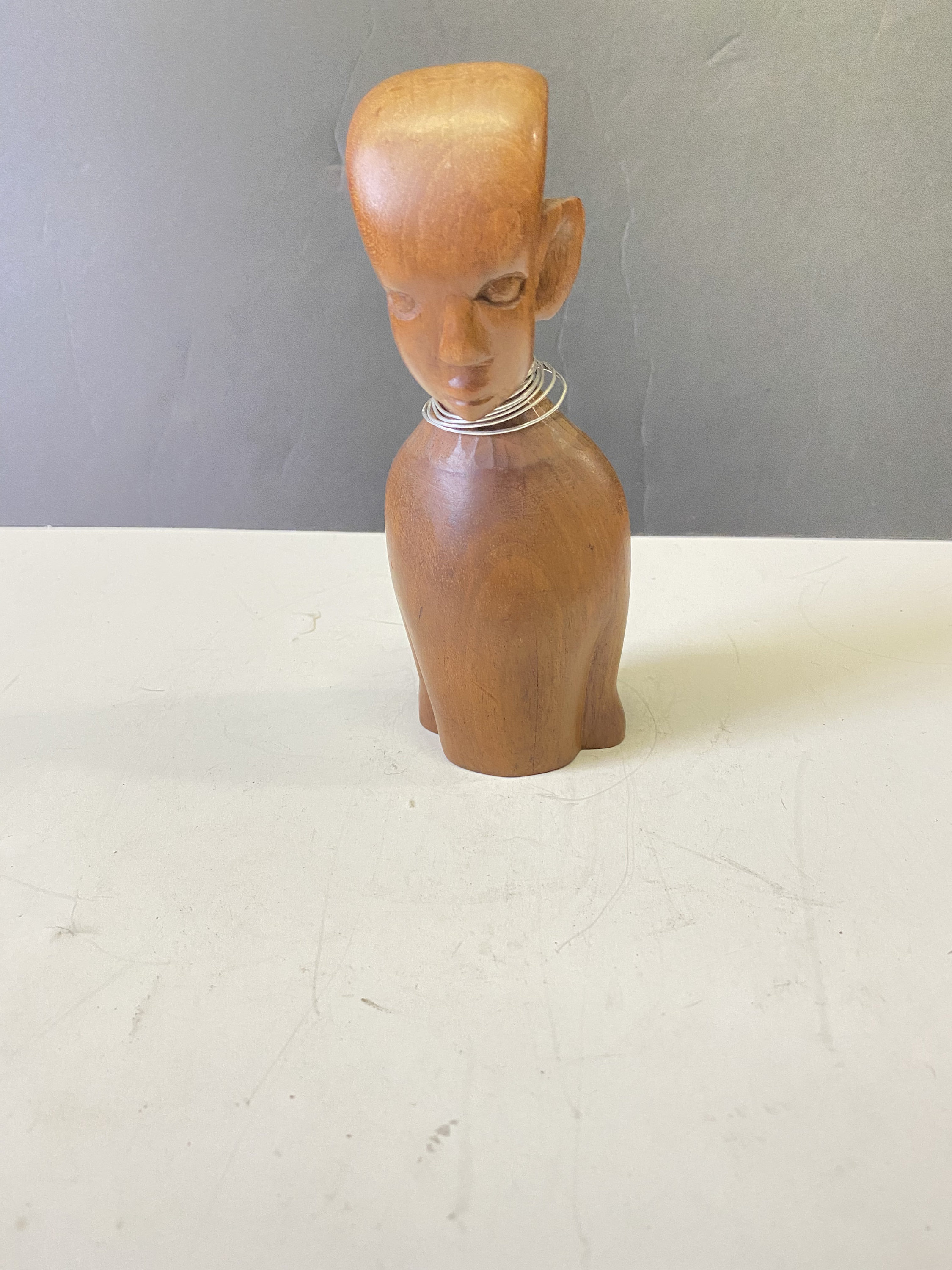 西アフリカ　大きな瞳や唇、装飾が施された鼻が芸術的で圧倒的な存在感の木彫り仮面 西アフリカ 大きな瞳や唇、装飾が施された鼻が芸術的で圧倒的な存在感