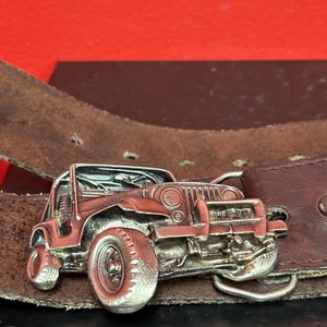 Sehr coole 3 inch Gürtelschnalle in metall mit einem cirka 100 cm langen vintage Ledergürtel