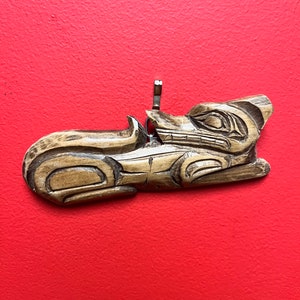 Beautiful 6.5 inch indigenous first nations, Pacific Northwest coast Cedar Wolf plaque by Clara August — great detail