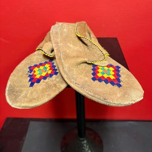 Belles mocassins en cuir et perles des Premières nations de la côte nord-ouest du Pacifique — 25 cm de long — en l&#39;état - décoratifs