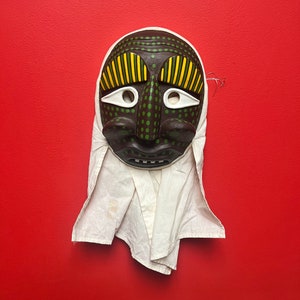 Lovely 10 x 7” Korean vintage signed wooden drama mask with fabric — ready to hang — Great colour and design