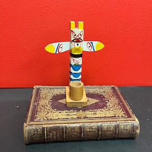 Schöner 13,5 x 10 cm großer Totempfahl der Indianer der Indianer, Indianer und Indianer aus den 1950er Jahren