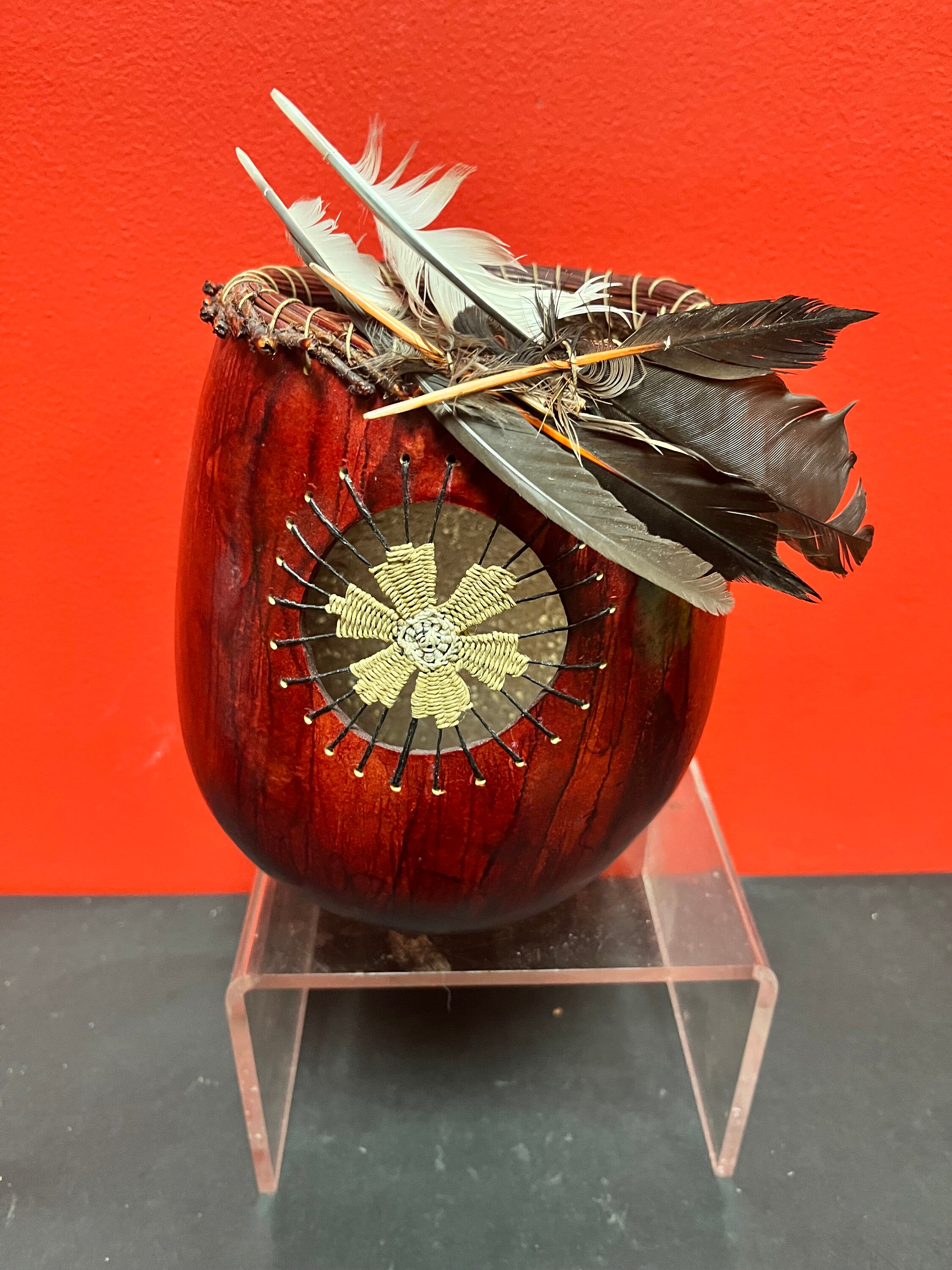 珍しい、高さ7.5インチの、装飾品付きの署名入りナバホ族の木製花瓶