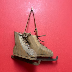 6 x 5” high antique Canadian primitive wooden model skates  — great detail — great gift — so cool