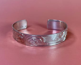 Stunning  2 1/2 inch wide indigenous first nations northwest coast Sterling Tony Hunt hummingbird bracelet — amazing detail
