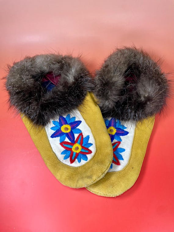 Indigenous First Nations Leather Embroidered Mocc… - image 2
