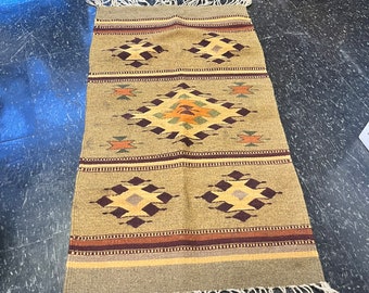 Schöner 45 x 21 kleiner authentischer Navajo-Teppich — schöner Zustand und einzigartige Farben —