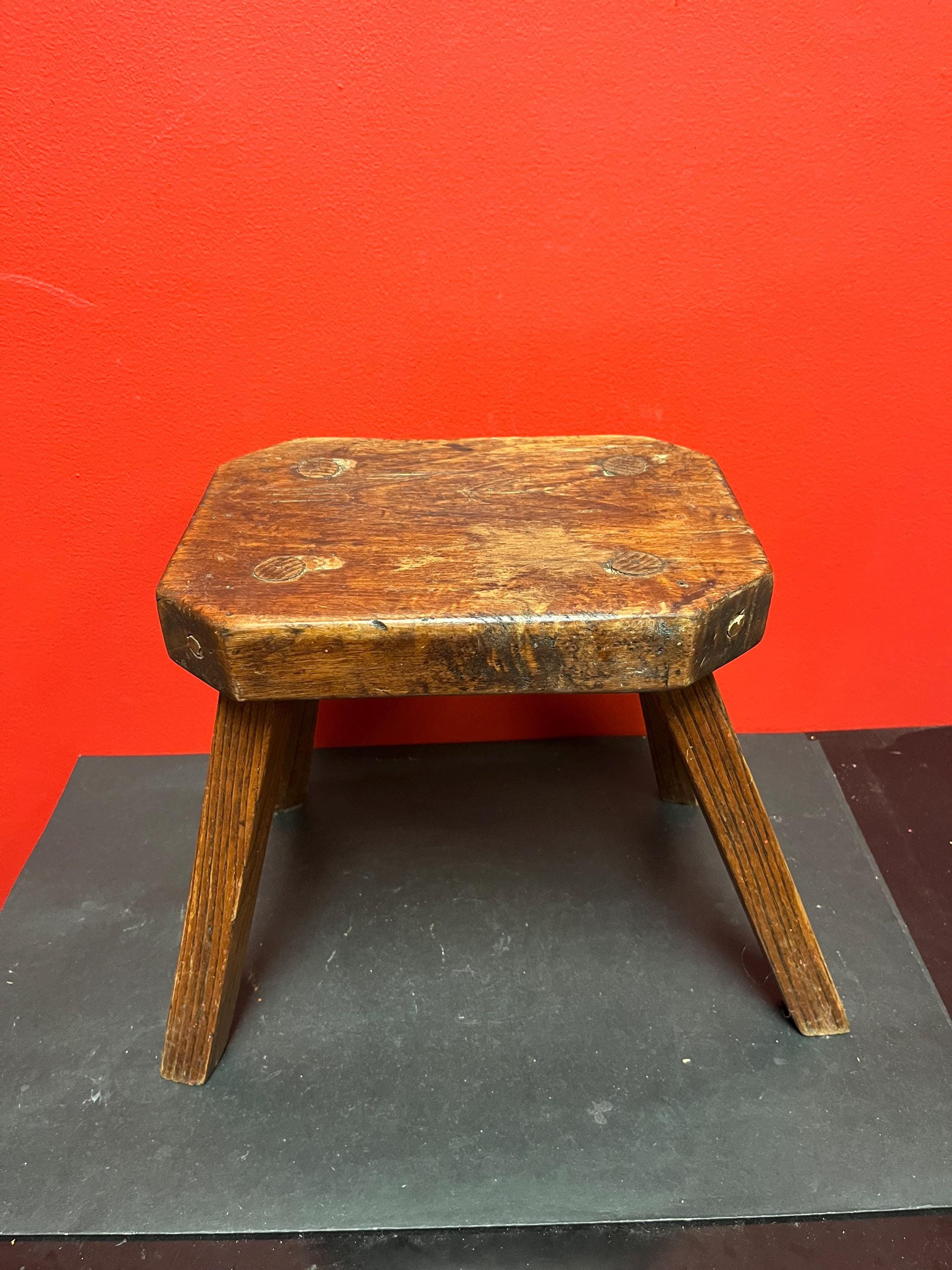 見事な高さ 14 x 8 x 11 インチのアンティーク無垢材カナダ製スツール