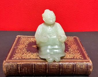 Fantastisch 3 1/2 inch hoog antiek Chinees massief zwaar jadebeeld van een zittende krijger - geweldig detail - voordelig geprijsd