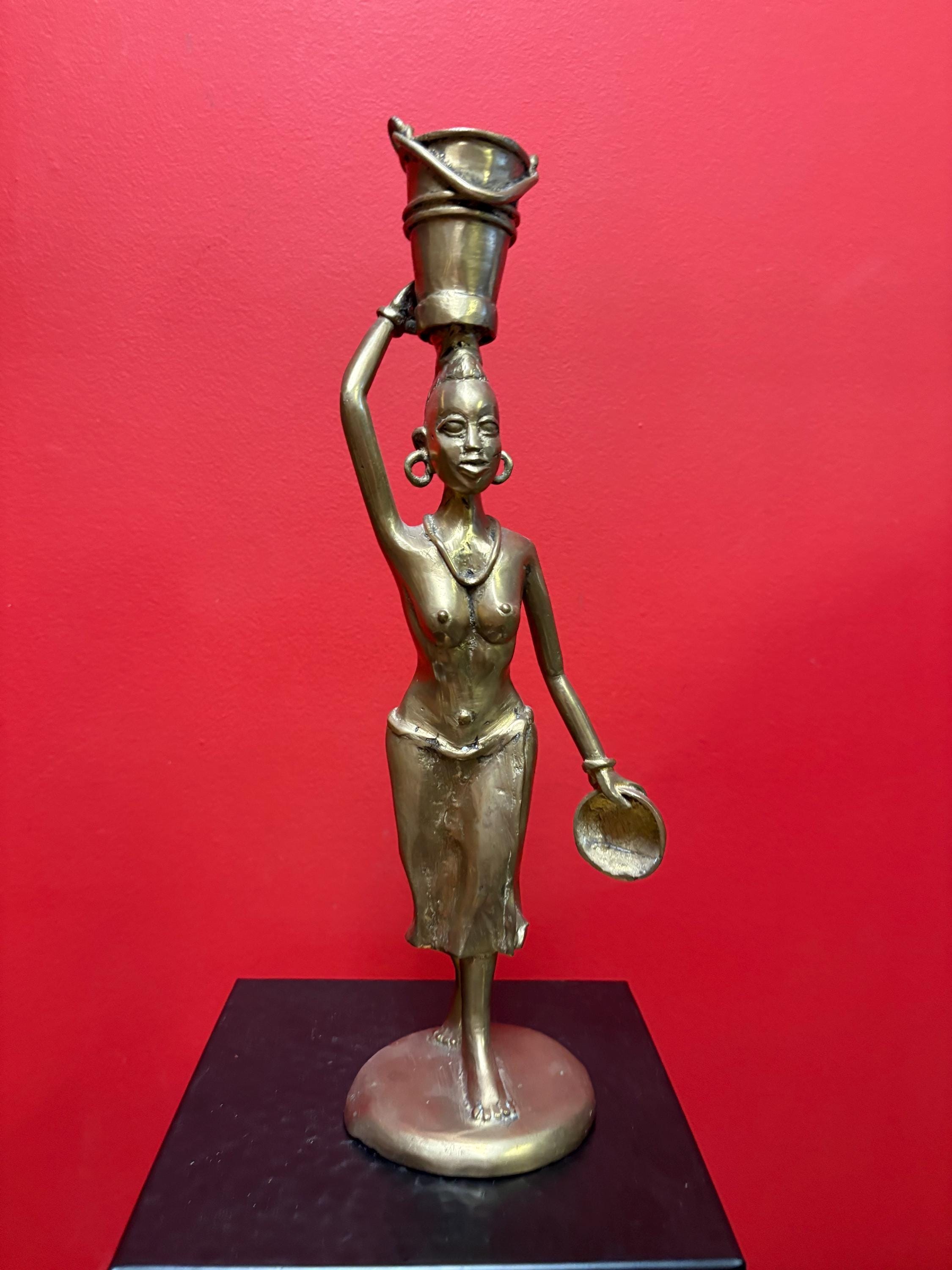 バケツを運ぶ女性の美しいアフリカのブロンズ像。素晴らしい緑青。高さ