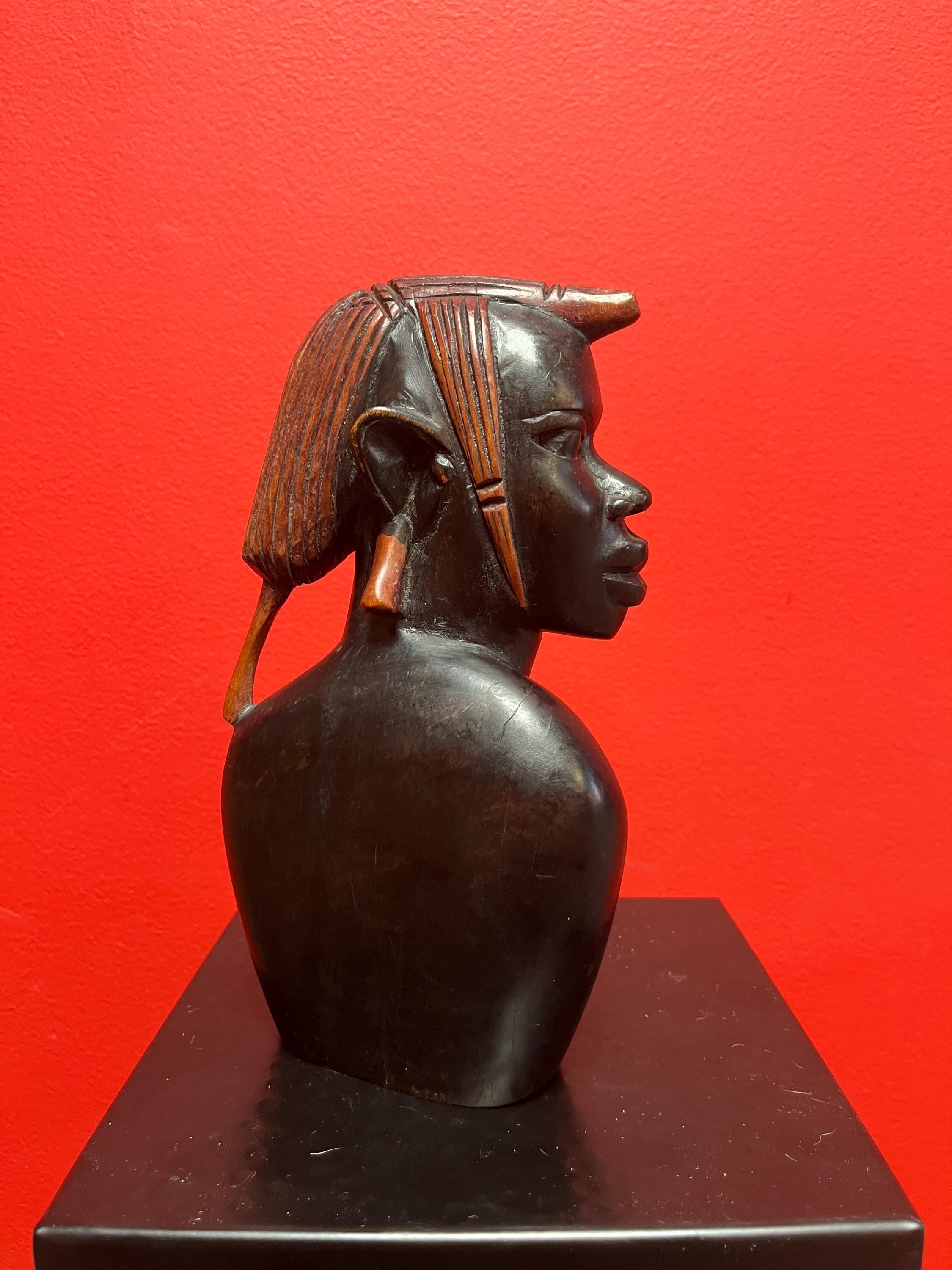 高さ8インチのアフリカ黒檀で彫られたマサイ族の戦士の像。素晴らしい