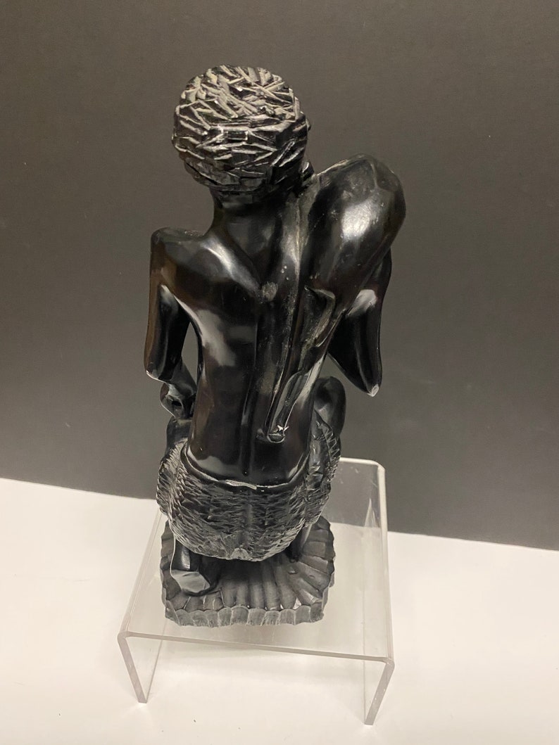 Ein Fuß große vintage afrikanische Ebenholz Statue eines Mannes, der ein Tier trägt Jäger gut geschnitzt 900 Gramm Bild 3