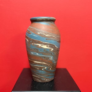 Amazing 8 inch tall Niloak mission arts and crafts early 1900s classic design vase — wow. — great condition