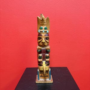 Lovely 1950s indigenous first nation, Pacific Northwest Coast polychrome painted totem pole with chip on top —  great value