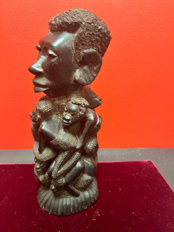 細部までよく作り込まれた11インチのアフリカ黒檀製マコンデ像 — 重厚