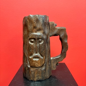 vroege inheemse eerste naties gesneden houten mok — 7,5 inch hoog — super uniek — wauw stuk —