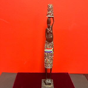 Atemberaubende 17 Zoll hohe Ebenholz und Perlen Statue einer Dame — super Zustand und Aussehen