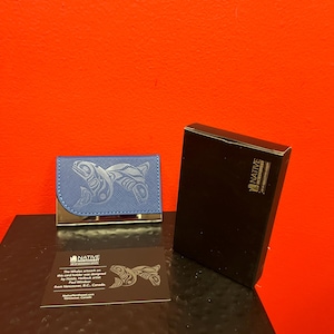 Porte-cartes de visite autochtone — tout neuf 4 x 2 po. — conçu par un artiste canadien — excellent cadeau — avec boîte
