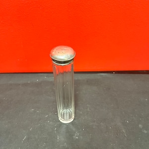 Tarro de polvo de 7 pulgadas de alto, con tapa de cristal y plata esterlina inglesa (pequeñas abolladuras)
