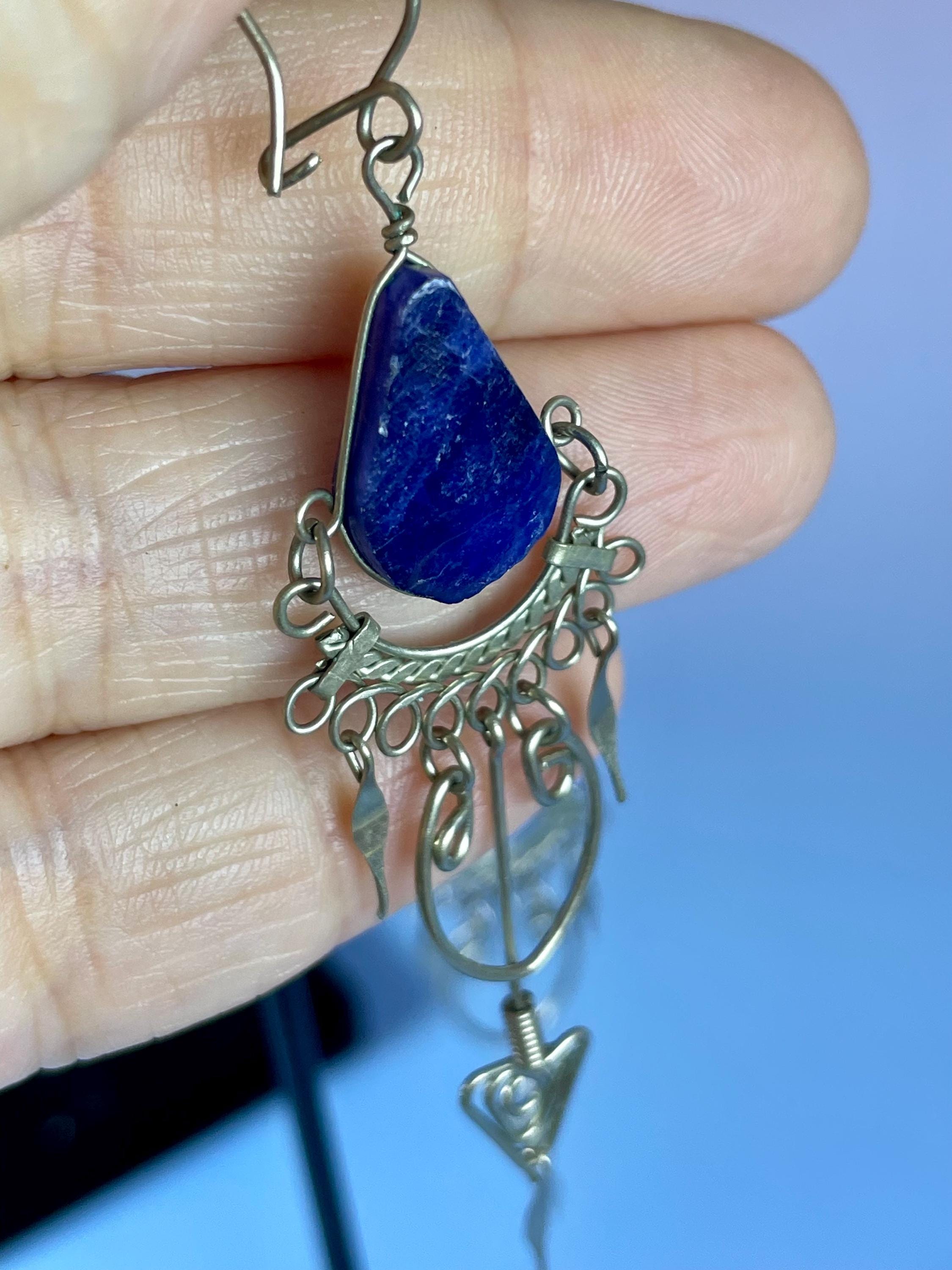 Set di collana con pietre preziose blu reale: orecchini con diamanti Polki floreali - Italia Set di collana con pietre preziose blu reale: orecchini con diamanti Polki floreali - Italia