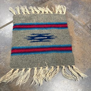 Piękna, ręcznie tkana wełna plemienia Navajo — szerokość około 14 x 10 cali — doskonały design i doskonały stan