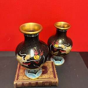 Un fabuloso jarrón chino cloisonné de 8 pulgadas, dos disponibles, en perfecto estado