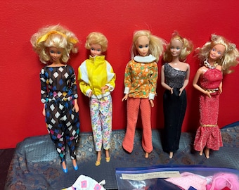 ヴィンテージバービー人形5体と追加の衣装 — 素晴らしいセット