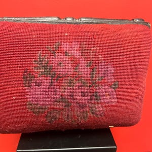 Hermoso taburete antiguo victoriano del siglo XIX de 30 x 20 x 13 cm de alto, de madera y tapizado. Hermosas rosas. Excelente estado para su antigüedad. Regalo.