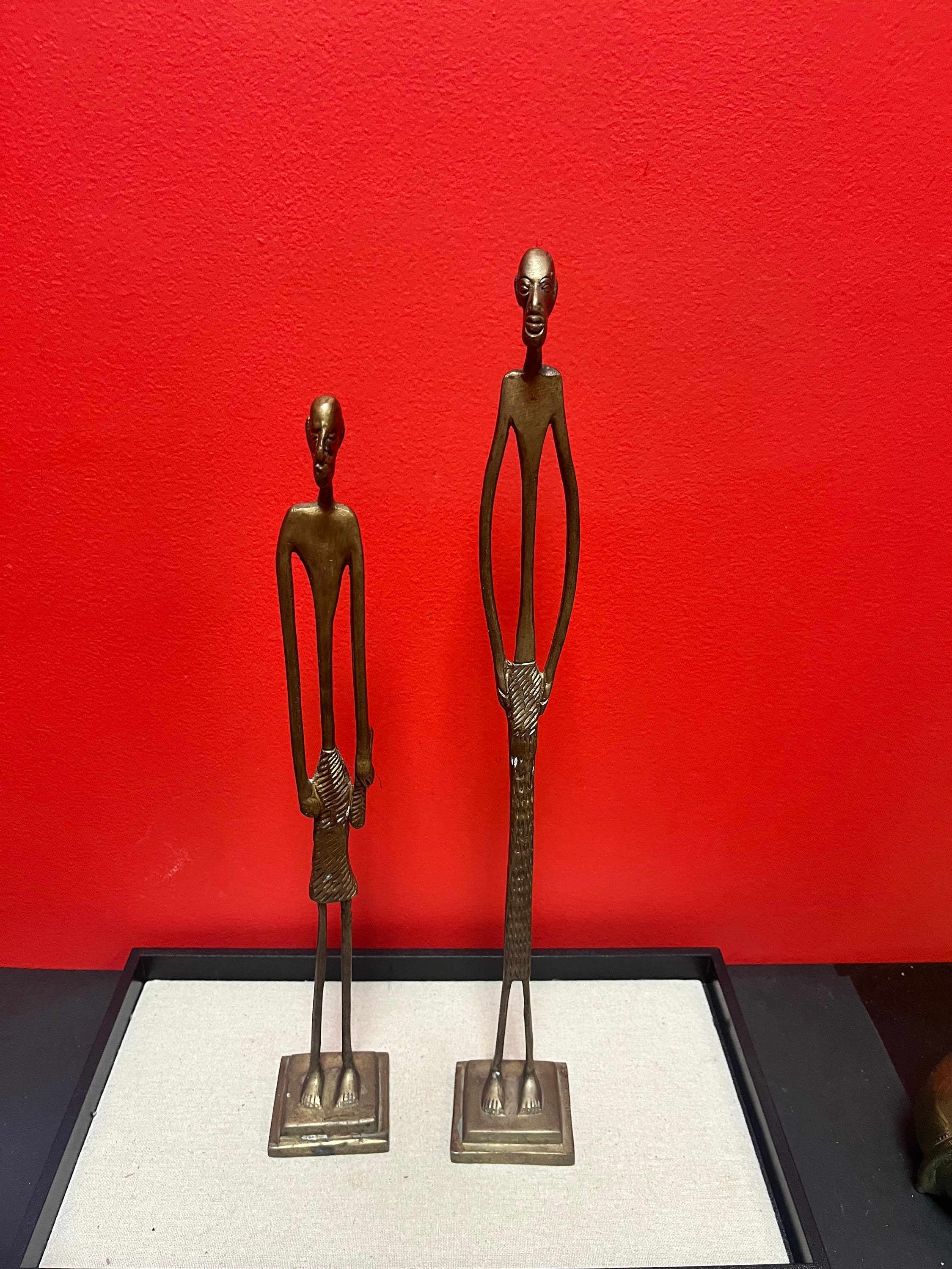 Un par de impresionantes estatuas africanas de bronce, estilo Benin, con una pátina espectacular, un regalo estupendo, de 15 y 17 pulgadas de alto