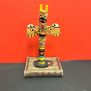 10 x 6 inch 1950s indigene Indianer Indianer Indianer Indianer pazifische Nordwestküste Polychrome Volkskunst Totempfahl mit Flügeln — ein cooles historisches Stück