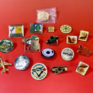 Viele Vintage und Neue Pins und Buttons