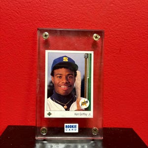 Carte de recrue Ken Griffey Junior très cool dans un boîtier en plastique en très bon état — pont supérieur de baseball