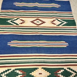 Oryginalny, zachwycający, zabytkowy dywan Navajo o wymiarach około 6 x 43 cali szerokości — piękny i o wyjątkowej wartości. -wow