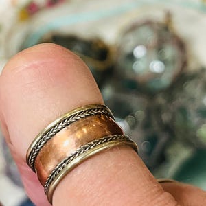 Wunderschöner nepalesischer Fair-Trade Silber und Kupfer Zoll breiter Ring — biegsam für viele Ringgrößen - wow — super Preis