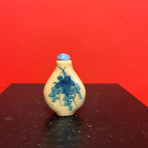 Lovely 3 inch tall Chinese snuff bottle