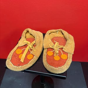 Schöne Mokassin-Schuhe aus Leder und Perlen der indigenen Indianer - 20 cm lang - wahrscheinlich Dekoration - super Preis