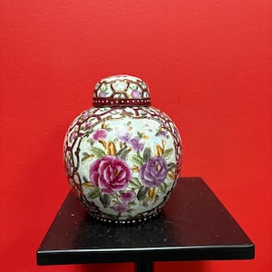 Beautiful antique Chinese 6 inch porcelain ginger jar — hand painted and signed — great value