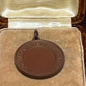 2 inch dominion kennel club medal n cool box — great gift