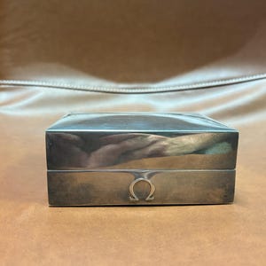 Fantastica e rara scatola antica in argento sterling per orologio Omega — 5 x 4 x 2 pollici di altezza — condizioni meravigliose — il sogno dei collezionisti di orologi