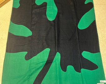 Superbe jeté de couverture vert authentique drapeau canadien HBC Baie d'Hudson — 70 x 50 po. avec étiquettes d'origine — tout neuf et parfait pour un cadeau