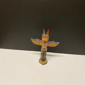 Un totem primitivo antico canadese e indigeno della costa occidentale da 9 x 6 pollici — Un paio di piccole scheggiature, vedi foto — ottimo regalo —