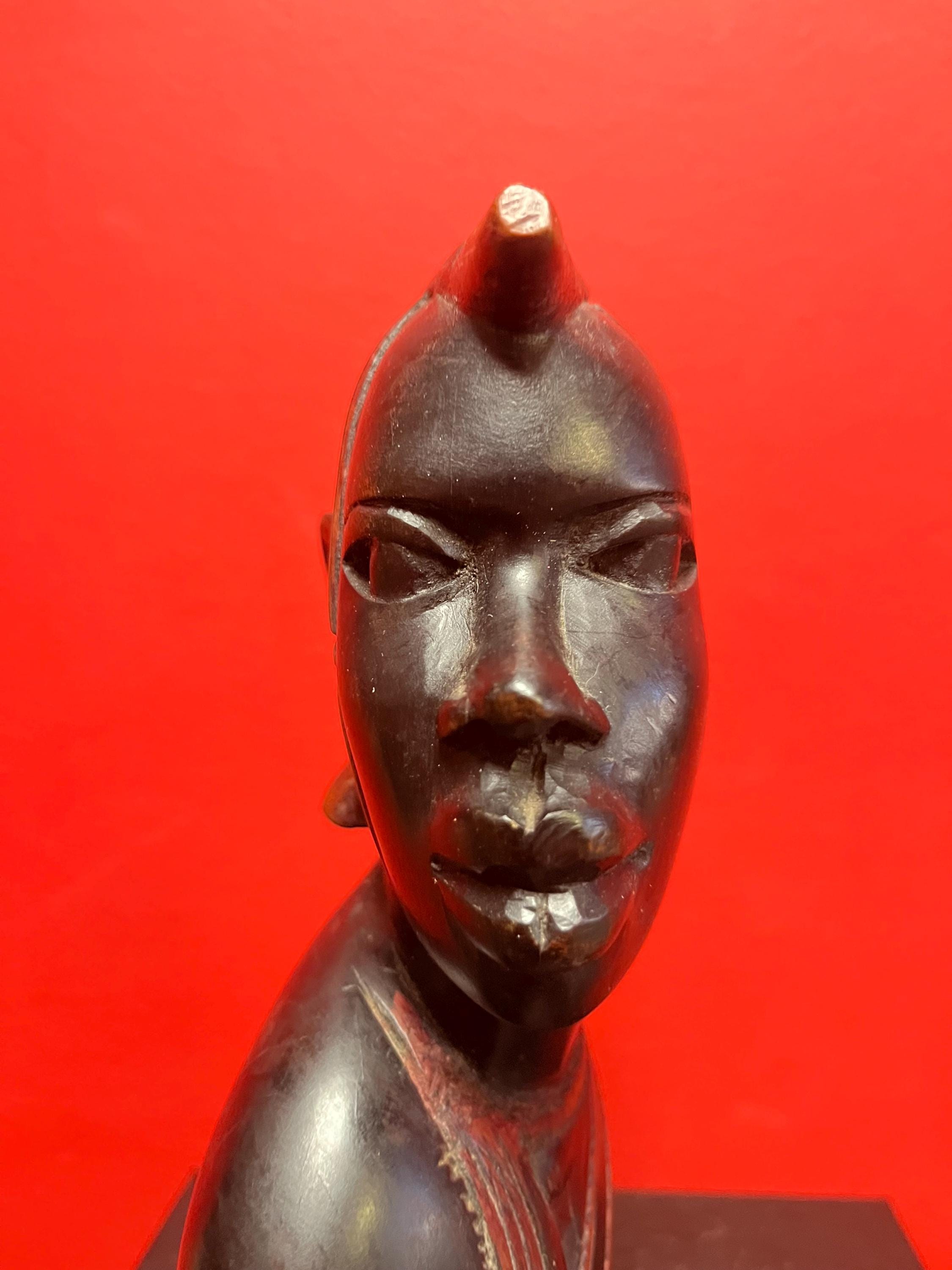 高さ8インチのアフリカ黒檀で彫られたマサイ族の戦士の像。素晴らしい