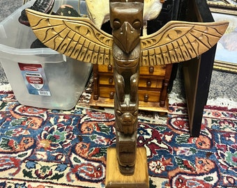 Absolutely fabulous 22 x 9” indigenous West Coast first nations Cedar totem pole with wings - Unsigned would make a great gift — Totem pole