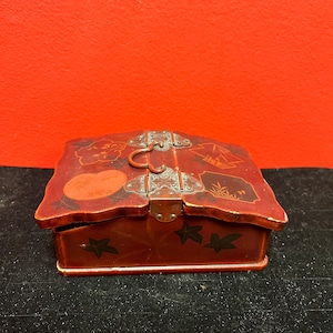 A Lovely Japanese lacquer  and bronze 4 x 3 x 2” high hand decorated box — Asian antique beauty