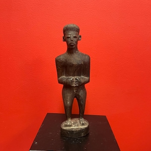 Prachtig oud Afrikaans ijzerhouten beeld van een man — 11 inch hoog — zwaar en mooi detail