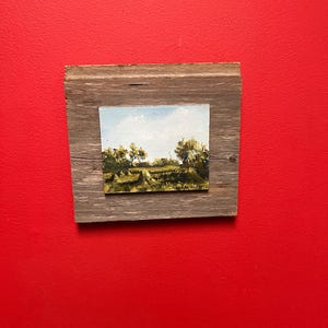 Hermosa pintura original de 8 x 8” de la artista de Saskatchewan Ingrid Jackson: escena de granja en madera de granero; información en el reverso; excelente regalo